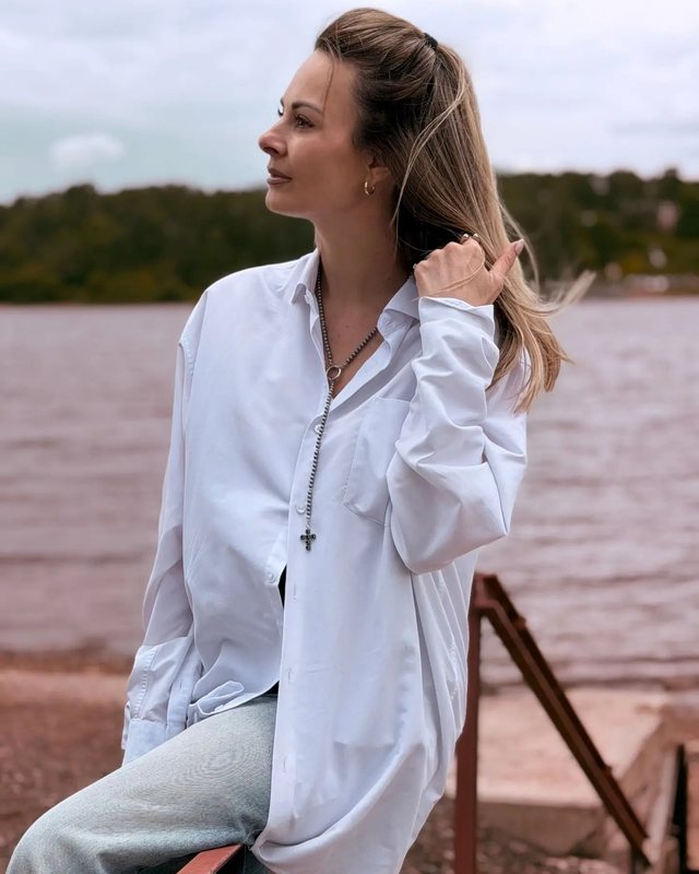 Анжела, основатель Jewelry by AK, в белой рубашке с авторским колье ручной работы